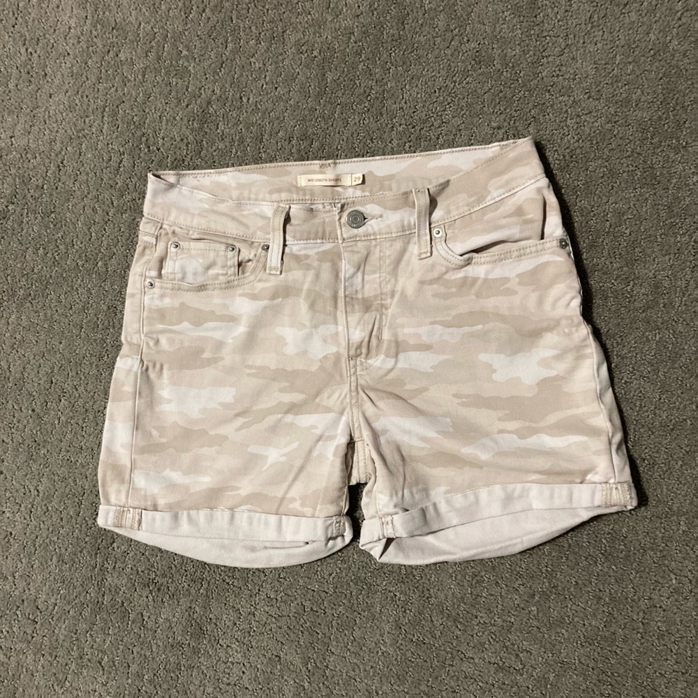 Women’s Levi Camo cream shorts 29